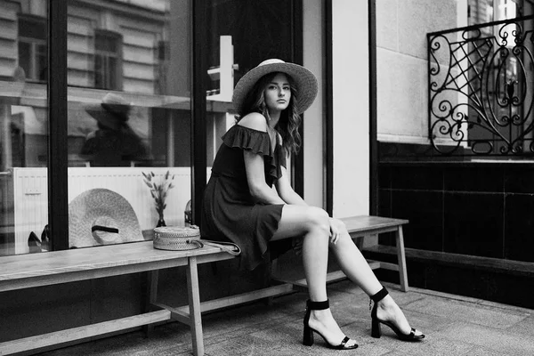 Elegantní Žena Modelka Pózuje Ulici — Stock fotografie