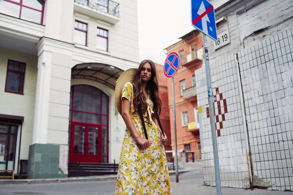 Elegante Modello Moda Femminile Posa Sulla Strada — Foto Stock