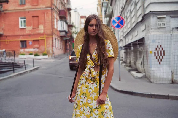 Élégant Modèle Mode Féminine Posant Dans Rue — Photo