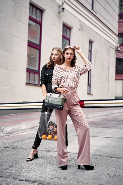 Twee Jonge Aantrekkelijke Fashion Modellen Poseren — Stockfoto