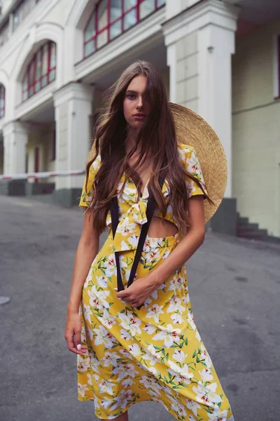 Modelo Moda Femenina Elegante Posando Calle —  Fotos de Stock