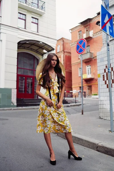 Élégant Modèle Mode Féminine Posant Dans Rue — Photo