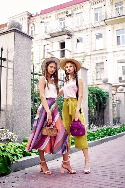 Två Unga Attraktiva Mode Modeller Poserar — Stockfoto