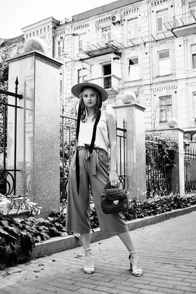 Modelo Moda Femenina Elegante Posando Calle — Foto de Stock