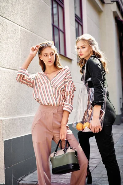 Two Young Attractive Fashion Models Posing — Stock Photo, Image