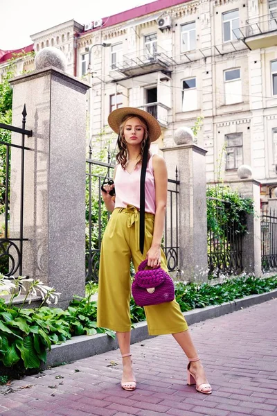 Elegante Modello Moda Femminile Posa Sulla Strada — Foto Stock