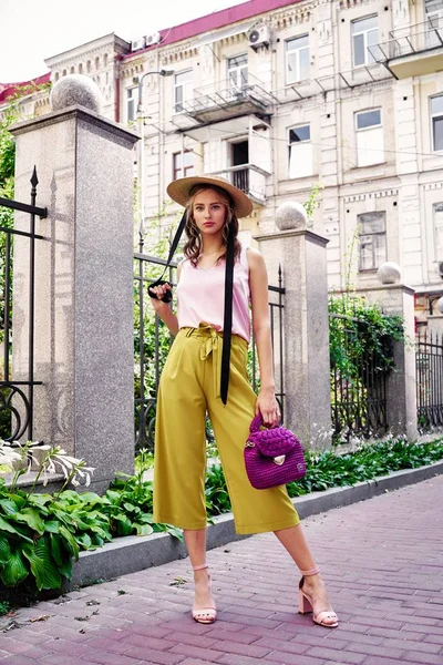 Şık Kadın Moda Model Sokakta Poz — Stok fotoğraf