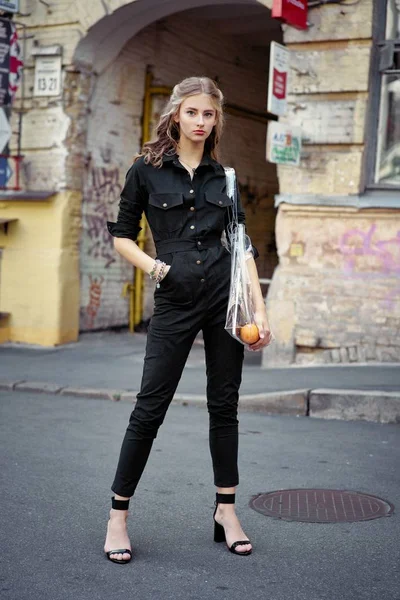 Elegante Modello Moda Femminile Posa Sulla Strada — Foto Stock