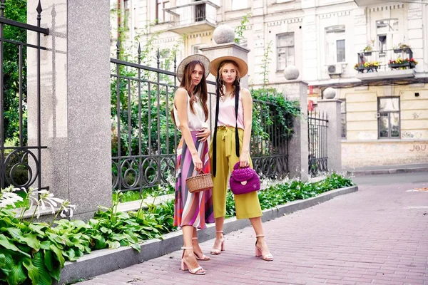 Två Unga Attraktiva Mode Modeller Poserar — Stockfoto