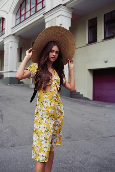 Stylish Female Fashion Model Posing Street — Stock Photo, Image