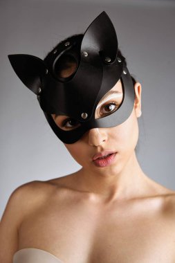 Kara kedi maskesi genç baştan çıkarıcı kadın portresi