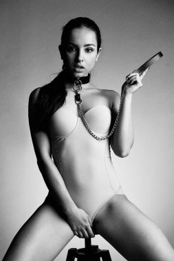 Deri yaka genç baştan çıkarıcı kadın portresi