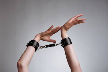 Deri kadın elinde kelepçe studio arka planı 