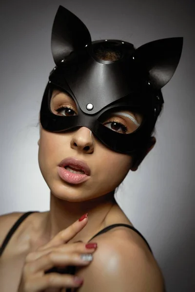 暗い猫マスクで魅惑的な女性の肖像画 — ストック写真
