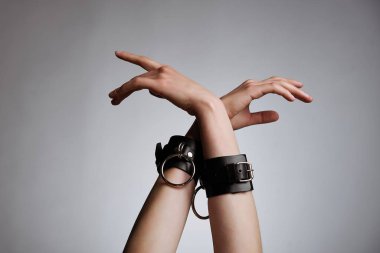 Deri kadın elinde kelepçe studio arka planı 