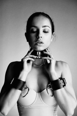 Deri yaka genç baştan çıkarıcı kadın portresi