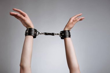 Deri kadın elinde kelepçe studio arka planı 