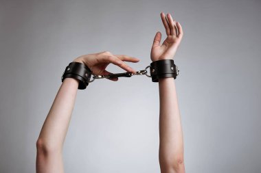 Deri kadın elinde kelepçe studio arka planı 