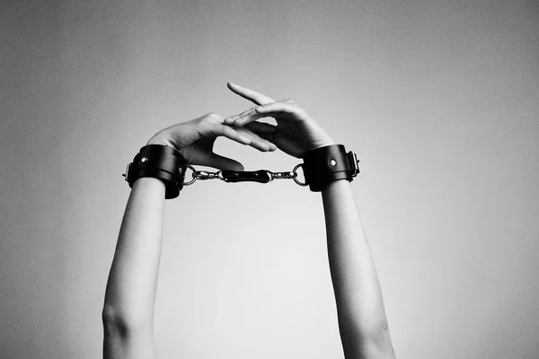 Hände Einer Frau Lederhandschellen Vor Studiohintergrund — Stockfoto