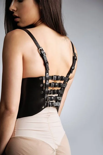 Sensual Mujer Joven Cinturones Arnés Posando Sobre Fondo Estudio — Foto de Stock