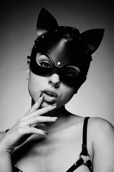 Kara Kedi Maskesi Genç Baştan Çıkarıcı Kadın Portresi — Stok fotoğraf
