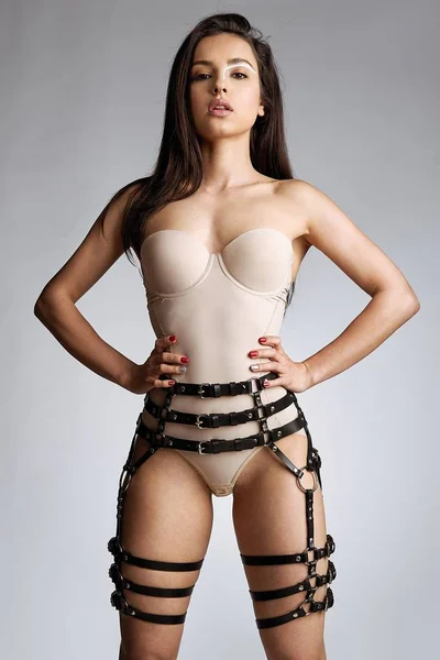 Sensual Mujer Joven Cinturones Arnés Posando Sobre Fondo Estudio — Foto de Stock
