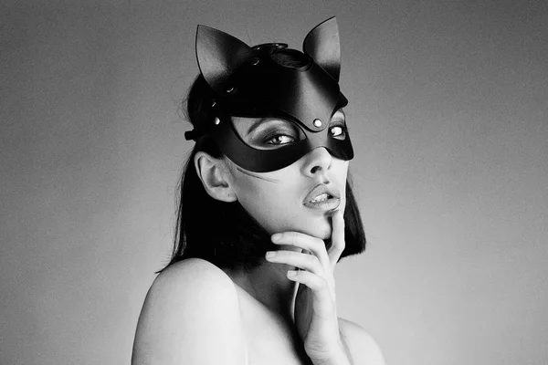 Portrait Jeune Femme Séduisante Masque Chat Sombre — Photo