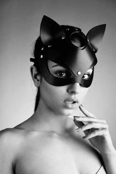 黑猫面具中的年轻诱人女人肖像 — 图库照片
