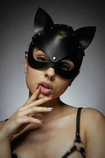 黑猫面具中的年轻诱人女人肖像 — 图库照片