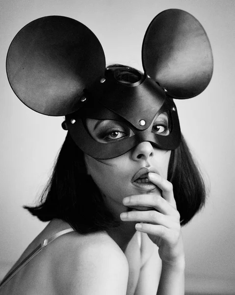 Portret Młodej Kobiety Uwodzicielski Ciemnym Mysz Maska — Zdjęcie stockowe