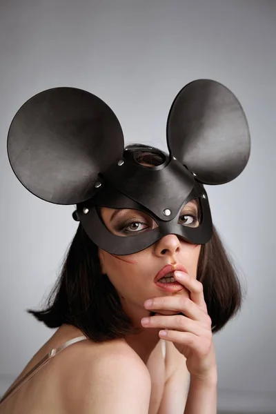 Retrato Jovem Mulher Sedutora Máscara Rato Escuro — Fotografia de Stock