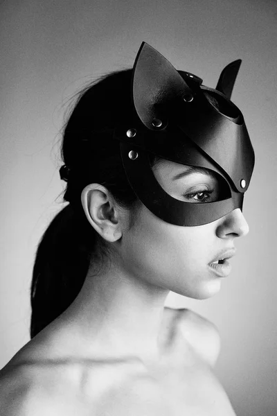 Portret Młodej Kobiety Uwodzicielski Mroczne Kot Maska — Zdjęcie stockowe