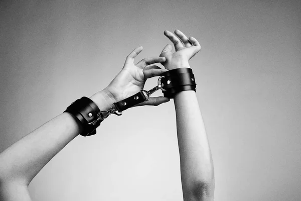 Χέρια Της Γυναίκας Δέρμα Χειροπέδες Φόντο Στούντιο — Φωτογραφία Αρχείου