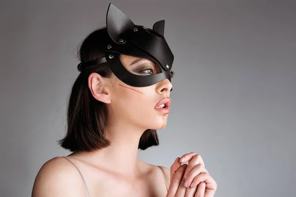 暗い猫マスクで魅惑的な女性の肖像画 — ストック写真