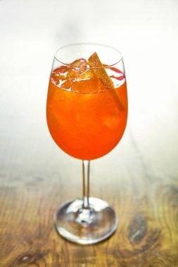 Aperol Spritz kokteyli ahşap masada. 