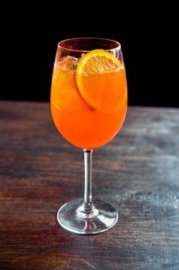 Aperol Spritz kokteyli ahşap masada. 