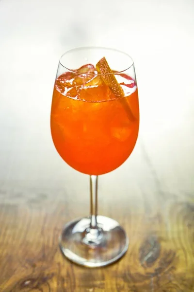 Коктейль Aperol Spritz Дерев Яному Столі — стокове фото