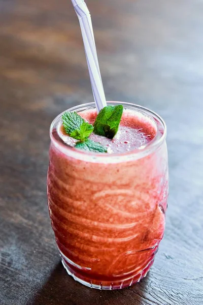 Glas Jordgubbs Alkohol Cocktail Träbord — Stockfoto