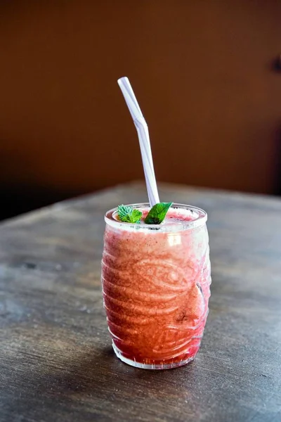 Ποτήρι Κοκτέιλ Στο Ξύλινο Τραπέζι Φράουλα Αλκοόλ — Φωτογραφία Αρχείου