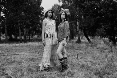 Açık havada poz elegand başlıklar iki güzel genç kadın