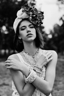 güzel genç moda portre boho tarzı giyim açık havada poz içinde genç kadın 