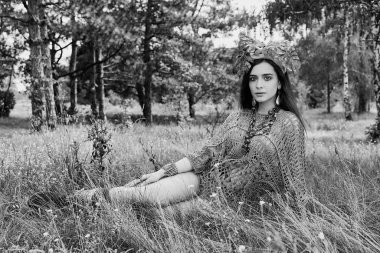 güzel genç moda portre boho tarzı giyim açık havada poz içinde genç kadın 