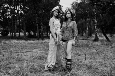 Açık havada poz elegand başlıklar iki güzel genç kadın