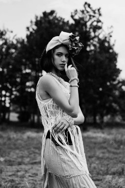 güzel genç moda portre boho tarzı giyim açık havada poz içinde genç kadın 