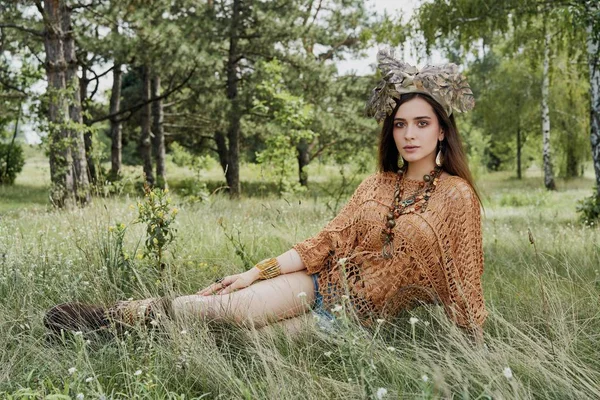 Krásná Mladá Módní Portrét Mladé Ženy Boho Stylu Oblečení Pózuje — Stock fotografie