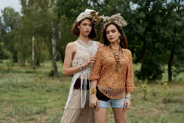 Two Beautiful Young Women Elegand Headdresses Posing Outdoors — Stock Photo, Image