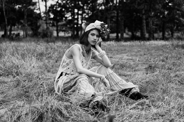 Bonito Jovem Moda Retrato Jovem Mulher Estilo Boho Roupas Posando — Fotografia de Stock