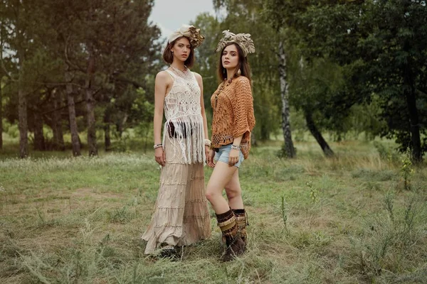 Två Vackra Unga Kvinnor Elegand Huvudbonader Poserar Utomhus — Stockfoto
