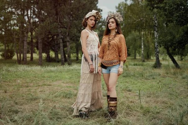 Zwei Schöne Junge Frauen Eleganten Kopfbedeckungen Posieren Freien — Stockfoto