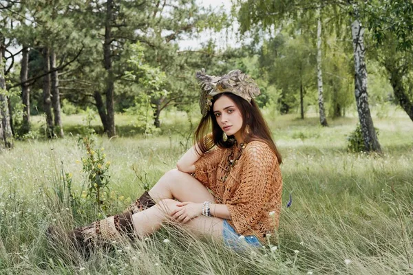 Vackra Unga Mode Porträtt Ung Kvinna Boho Stil Kläder Poserar — Stockfoto